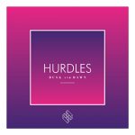 HURDLES_A – 白と水色のカーネーション